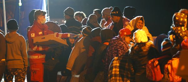 Migrants wait on the bridge at the Austrian-German border between Braunau and Simbach at lake Inn near Passau, Germany, October 27, 2015 - Sputnik International