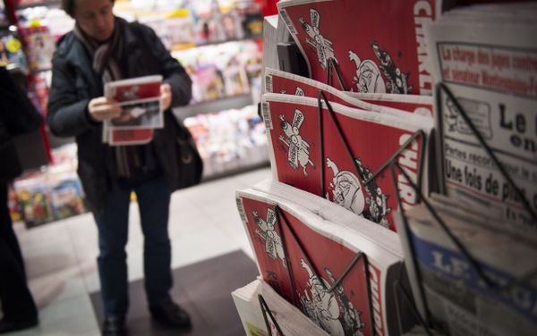 A man holds the latest edition of French satirical weekly newspaper Charlie Hebdo at a train station in Paris on February 25, 2015 A man holds the latest edition of French satirical weekly newspaper Charlie Hebdo at a train station in Paris on February 25, 2015 - Sputnik International
