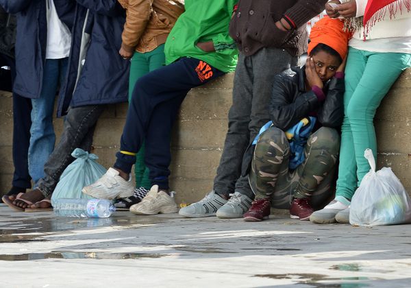 Migrants wait at the port of Lampedusa to board a ferry bound for Porto Empedocle in Sicily on February 20, 2015. - Sputnik International