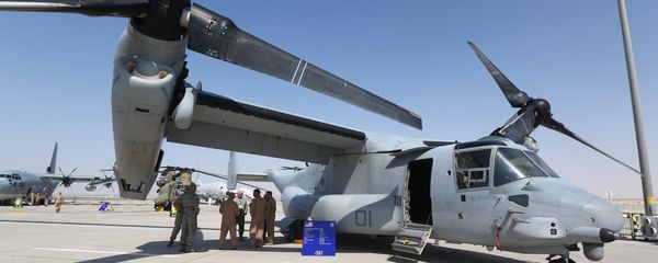 US soldiers stand in the shade of the wing of a Bell Boeing V-22 Osprey, a US multi-mission, tiltrotor military aircraft, displayed at the Dubai Airshow on November 8, 2015 - Sputnik International