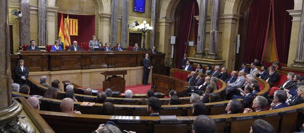 Carme Forcadell (C) delivers her first speech as Parliament's new president during the Catalan regional Parliament's constitutive session on October 26, 2015 in Barcelona - Sputnik International