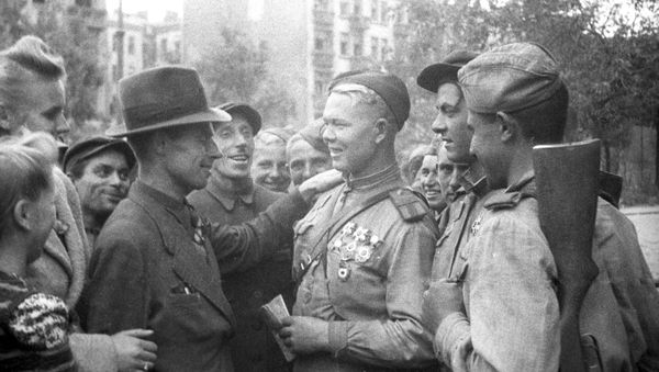 Local residents and Soviet fighters, Lublin. Poland. July 1944. The Great Patriotic War of 1941-1945 - Sputnik International