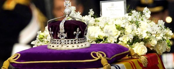 The Koh-i-noor, or mountain of light, diamond, set in the Maltese Cross at the front of the crown made for Britain's late Queen Mother Elizabeth, is seen on her coffin, along with her personal standard, a wreath and a note from her daughter, Queen Elizabeth II, as it is drawn to London's Westminster Hall in this April 5, 2002 file photo. The Koh-i-noor, or mountain of light, diamond, set in the Maltese Cross at the front of the crown made for Britain's late Queen Mother Elizabeth, is seen on her coffin, along with her personal standard, a wreath and a note from her daughter, Queen Elizabeth II, as it is drawn to London's Westminster Hall in this April 5, 2002 file photo. - Sputnik International