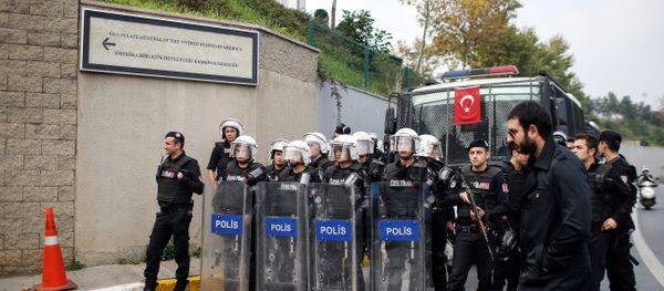 Riot police officers stand as members of Turkey Youth Union shout anti-US slogans as they protest against the upcoming visit of the US President Barack Obama to Turkey mid-November for G20 summit in Antalya, outside the US consulate in Istanbul, Turkey, Sunday, Nov. 8, 2015 - Sputnik International