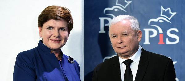Jaroslaw Kaczynski (R), the leader of the conservative Law and Justice (PiS) party, shakes hands with designated prime minister Beata Szydlo after she announced members of her new cabinet on November 9, 2015 in Warsaw - Sputnik International