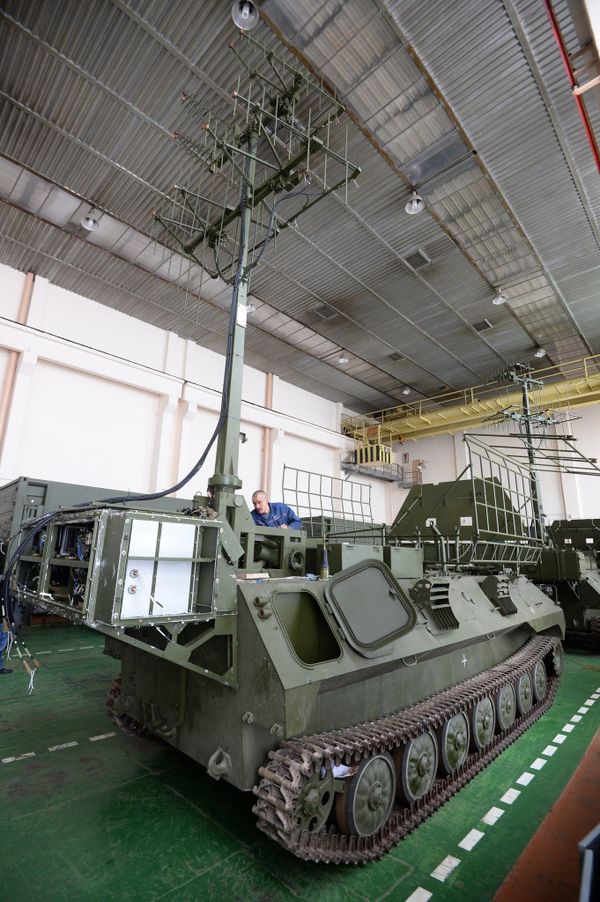 An employee at the workshop at the Kazan Optical-Mechanical Plant, where the 1L2262E Rtut BM electronic warfare are assembled An employee at the workshop at the Kazan Optical-Mechanical Plant, where the 1L2262E Rtut BM electronic warfare are assembled - Sputnik International