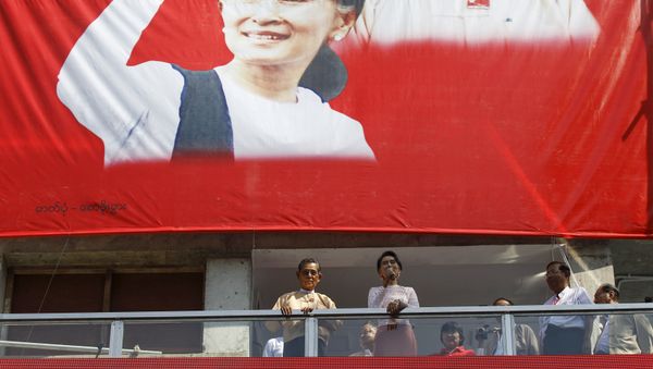 Myanmar's National League for Democracy party leader Aung San Suu Kyi speaks to supporters about the general elections in Yangon, Myanmar November 9, 2015 Myanmar's National League for Democracy party leader Aung San Suu Kyi speaks to supporters about the general elections in Yangon, Myanmar November 9, 2015 - Sputnik International