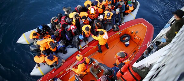 Refugees and migrants board the Turkish Coast Guard Search and Rescue ship Umut-703, off the shores of Canakkale, Turkey, after a failed attempt at crossing to the Greek island of Lesbos, November 9, 2015. - Sputnik International