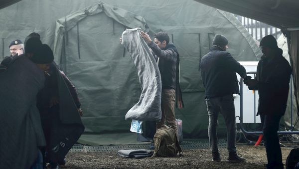 Migrants wait for transport to Slovenia after they registered at a new winter refugee camp in Slavonski Brod, Croatia - Sputnik International
