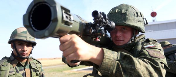 Russian and Indian soldiers during the joint anti-terrorist Russian-Indian drills Russian and Indian soldiers during the joint anti-terrorist Russian-Indian drills - Sputnik International