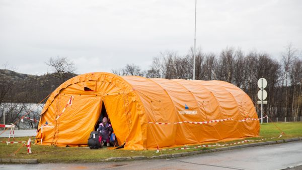 A girl enters a the temporary reception center for refugees at Storskog border station near Kirkenes in northern Norway at the Norway-Russia border on October 13, 2015. - Sputnik International