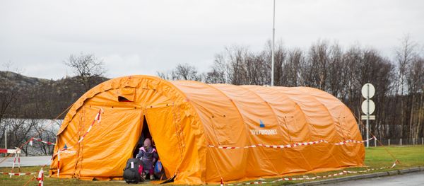 A girl enters a the temporary reception center for refugees at Storskog border station near Kirkenes in northern Norway at the Norway-Russia border on October 13, 2015. A girl enters a the temporary reception center for refugees at Storskog border station near Kirkenes in northern Norway at the Norway-Russia border on October 13, 2015. - Sputnik International