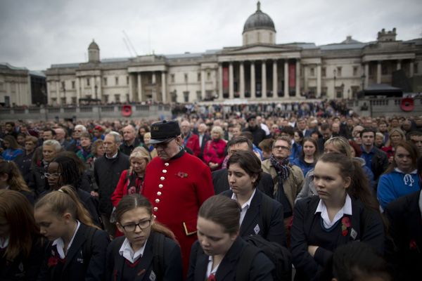Chelsea Pensioner John Hellewell, center, stands beside pupils from Eltham Hill School as they listen to the Last Post being played immediately before the start of a two minute silence to mark Armistice Day, in Trafalgar Square, London, Wednesday, Nov. 11, 2015. - Sputnik International
