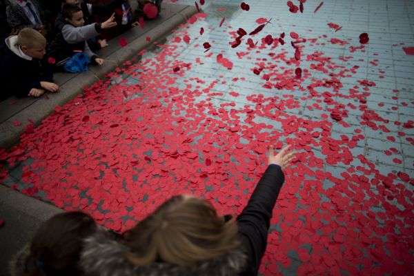 School pupils throw poppies into a fountain after observing a two minute silence to mark Armistice Day, in Trafalgar Square, London, Wednesday, Nov. 11, 2015. - Sputnik International