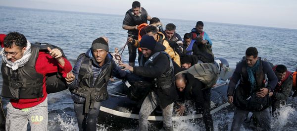 Refugees and migrants jump off an inflatable raft as they arrive on the Greek island of Lesbos, November 11, 2015 Refugees and migrants jump off an inflatable raft as they arrive on the Greek island of Lesbos, November 11, 2015 - Sputnik International