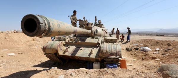 A tank used by fighters loyal to Yemen's government is pictured at the frontline of the fighting against Houthi rebels in Yemen's northern province of Marib November 8, 2015. A tank used by fighters loyal to Yemen's government is pictured at the frontline of the fighting against Houthi rebels in Yemen's northern province of Marib November 8, 2015. - Sputnik International