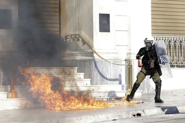 A riot policeman tries to avoid a petrol bomb thrown by protesters during a rally in Athens, Thursday, Nov. 12, 2015. - Sputnik International