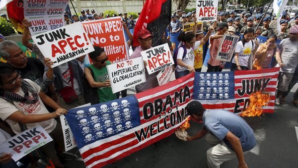 Members of Bayan (My Country) activist group burn a mock U.S. flag near the U.S. embassy, to protest the Asia-Pacific Economic Cooperation (APEC) summit meeting next week in Manila, November 12, 2015 Members of Bayan (My Country) activist group burn a mock U.S. flag near the U.S. embassy, to protest the Asia-Pacific Economic Cooperation (APEC) summit meeting next week in Manila, November 12, 2015 - Sputnik International