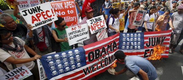 Members of Bayan (My Country) activist group burn a mock U.S. flag near the U.S. embassy, to protest the Asia-Pacific Economic Cooperation (APEC) summit meeting next week in Manila, November 12, 2015 Members of Bayan (My Country) activist group burn a mock U.S. flag near the U.S. embassy, to protest the Asia-Pacific Economic Cooperation (APEC) summit meeting next week in Manila, November 12, 2015 - Sputnik International