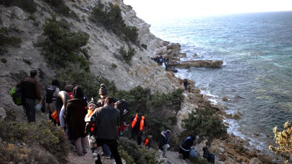 Migrants arrive to travel by dingny from the Turkish coast to the Greek island of Chios, near Cesme, Turkey, Monday, Nov. 9, 2015. Migrants arrive to travel by dingny from the Turkish coast to the Greek island of Chios, near Cesme, Turkey, Monday, Nov. 9, 2015. - Sputnik International