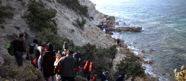 Migrants arrive to travel by dingny from the Turkish coast to the Greek island of Chios, near Cesme, Turkey, Monday, Nov. 9, 2015. Migrants arrive to travel by dingny from the Turkish coast to the Greek island of Chios, near Cesme, Turkey, Monday, Nov. 9, 2015. - Sputnik International