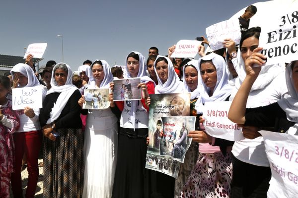 Yazidi Kurdish women hold posters during a protest against the Islamic State group's invasion on Sinjar city one year ago, in Dohuk, northern Iraq. - Sputnik International