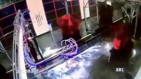 Manager gets stuck in automatic car wash - Sputnik International