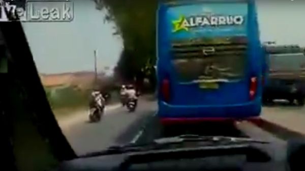 Giant Bus Weaves Through Traffic in Death-Defying Race - Sputnik International