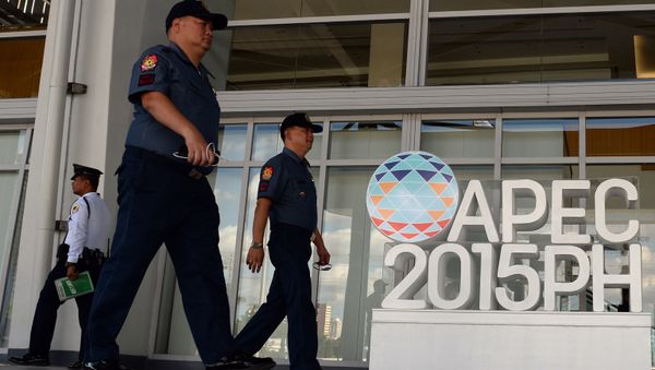 Philippine policemen walk past an Asia Pacific Economic Cooperation (APEC) summit logo in front of the media centre in Manila on November 11, 2015 Philippine policemen walk past an Asia Pacific Economic Cooperation (APEC) summit logo in front of the media centre in Manila on November 11, 2015 - Sputnik International