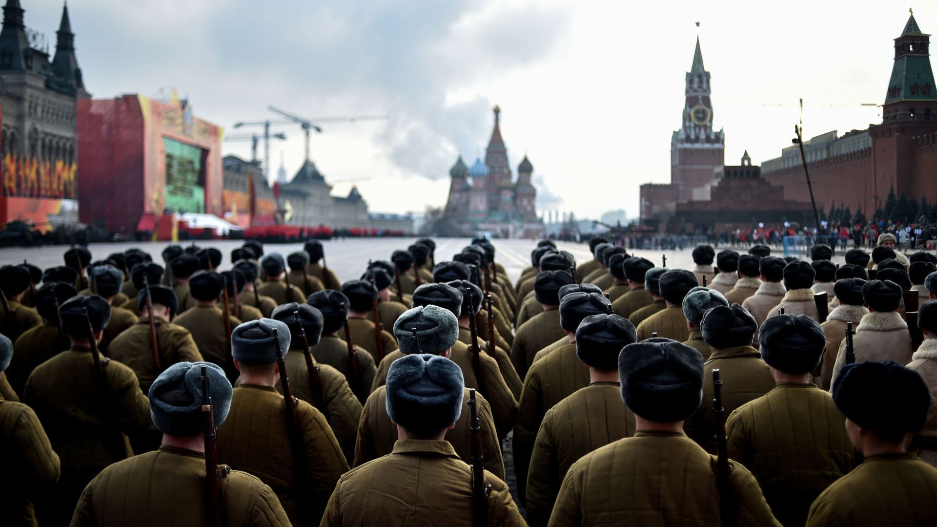 Russian soldiers wearing Red Army World War II uniforms take part in the military parade on the Red Square in Moscow (File) Russian soldiers wearing Red Army World War II uniforms take part in the military parade on the Red Square in Moscow (File) - Sputnik International, 1920, 29.04.2022