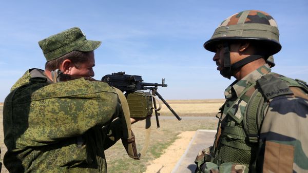 Russian and Indian troops held the first firing exercises during the joint Indra-2015 drills in northern India’s Mahajan firing range - Sputnik International