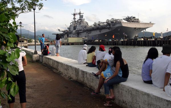 People stand near the docked amphibious assault ship USS Essex at Subic Bay, Philippines. - Sputnik International