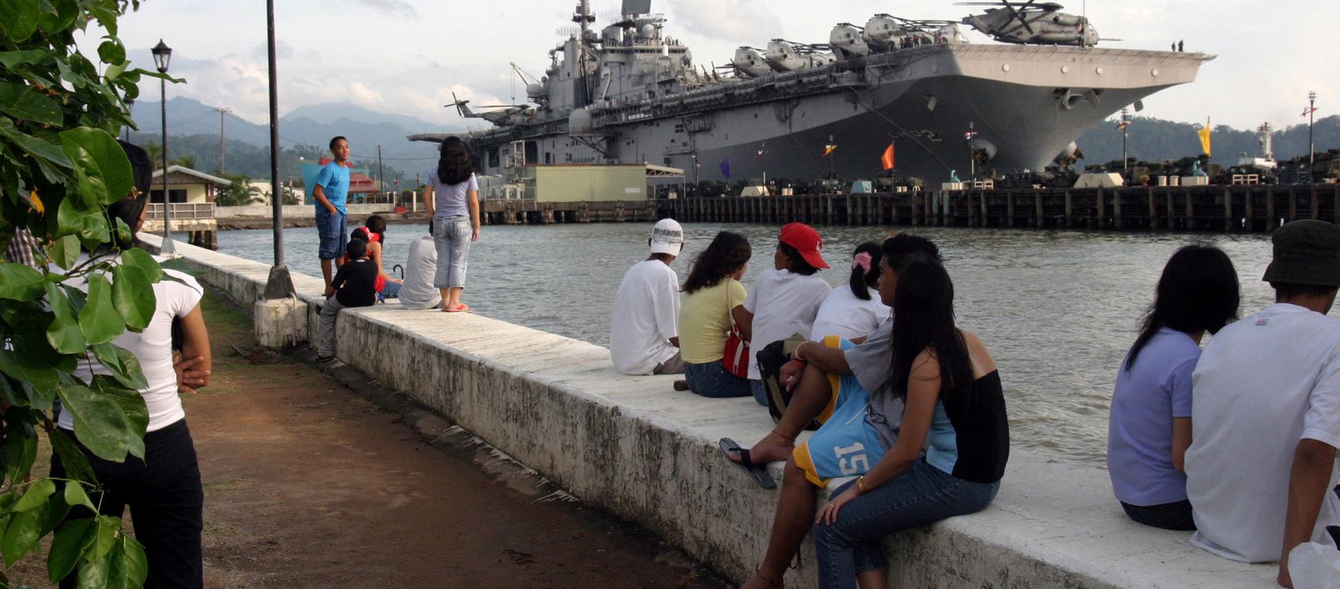 People stand near the docked amphibious assault ship USS Essex at Subic Bay, Philippines. People stand near the docked amphibious assault ship USS Essex at Subic Bay, Philippines. - Sputnik International, 1920, 28.01.2019