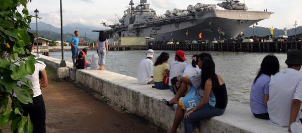 People stand near the docked amphibious assault ship USS Essex at Subic Bay, Philippines. People stand near the docked amphibious assault ship USS Essex at Subic Bay, Philippines. - Sputnik International