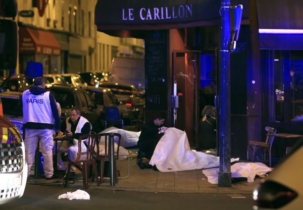 Victims lay on the pavement in a Paris restaurant, Friday, Nov. 13, 2015.  - Sputnik International