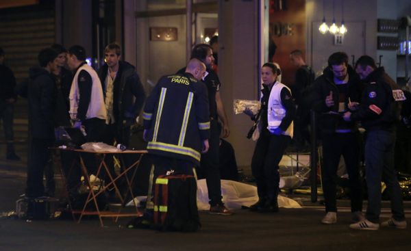 Rescue workers and medics work by victims in a Paris restaurant, Friday, Nov. 13, 2015. - Sputnik International