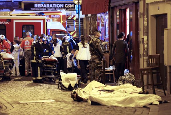 A soldier stands by victims in the10th district of Paris, Friday, Nov. 13, 2015.  - Sputnik International