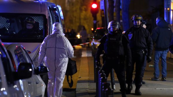 An investigating police officer, left, arrives outside the Stade de France stadium after an international friendly soccer match France against Germany, in Saint Denis, outside Paris, Friday Nov. 13, 2015. - Sputnik International