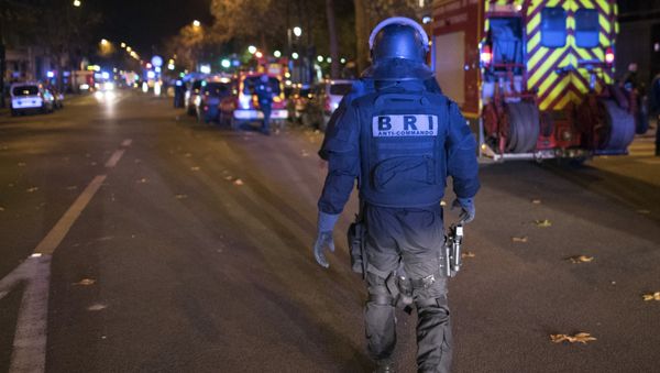 An elite police officer arrivesoutside the Bataclan theater in Paris, France, Wednesday, Nov. 13, 2015. An elite police officer arrivesoutside the Bataclan theater in Paris, France, Wednesday, Nov. 13, 2015. - Sputnik International