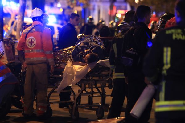 A person is being evacuated after a shooting, outside the Bataclan theater in Paris, Friday Nov. 13, 2015.  - Sputnik International