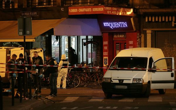 Forensic police search for evidences outside the La Belle Equipe cafe, rue de Charonne, at the site of an attack on November 14, 2015 in Paris, after a series of gun attacks occurred across the city. More than 100 people were killed in a mass hostage-taking at a Paris concert hall and many more were feared dead in a series of bombings and shootings, as France declared a national state of emergency Forensic police search for evidences outside the La Belle Equipe cafe, rue de Charonne, at the site of an attack on November 14, 2015 in Paris, after a series of gun attacks occurred across the city. More than 100 people were killed in a mass hostage-taking at a Paris concert hall and many more were feared dead in a series of bombings and shootings, as France declared a national state of emergency - Sputnik International