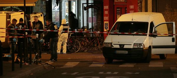 Forensic police search for evidences outside the La Belle Equipe cafe, rue de Charonne, at the site of an attack on November 14, 2015 in Paris, after a series of gun attacks occurred across the city. More than 100 people were killed in a mass hostage-taking at a Paris concert hall and many more were feared dead in a series of bombings and shootings, as France declared a national state of emergency - Sputnik International