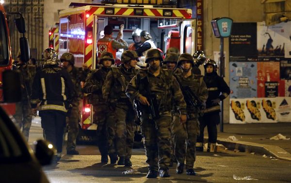 Soldiers walk in front of an ambulance as rescue workers evacuate victims near La Belle Equipe, rue de Charonne, at the site of an attack on Paris on November 14, 2015 Soldiers walk in front of an ambulance as rescue workers evacuate victims near La Belle Equipe, rue de Charonne, at the site of an attack on Paris on November 14, 2015 - Sputnik International