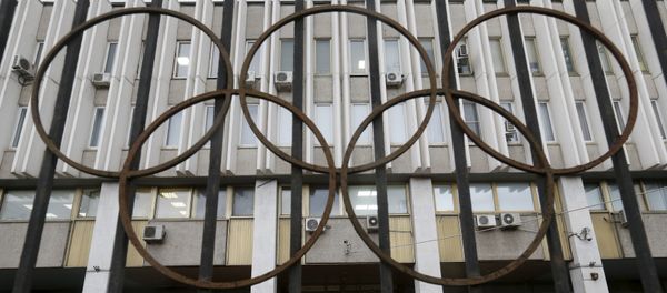 A woman walks out of the Russian Olympic Committee headquarters building, which also houses the management of Russian Athletics Federation in Moscow, Russia, November 13, 2015 - Sputnik International