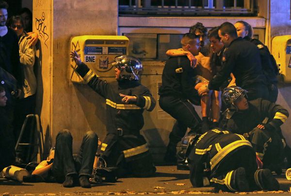 French fire brigade members aid an injured individual near the Bataclan concert hall following fatal shootings in Paris, France, November 13, 2015 French fire brigade members aid an injured individual near the Bataclan concert hall following fatal shootings in Paris, France, November 13, 2015 - Sputnik International