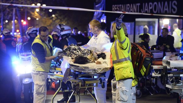 Rescuers evacuate an injured person near the Bataclan concert hall in central Paris, early on November 14, 2015 - Sputnik International