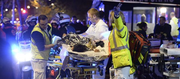 Rescuers evacuate an injured person near the Bataclan concert hall in central Paris, early on November 14, 2015 Rescuers evacuate an injured person near the Bataclan concert hall in central Paris, early on November 14, 2015 - Sputnik International