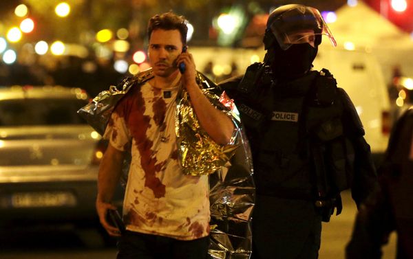 French policeman assists a blood-covered victim near the Bataclan concert hall following attacks in Paris, France, November 14, 2015 French policeman assists a blood-covered victim near the Bataclan concert hall following attacks in Paris, France, November 14, 2015 - Sputnik International