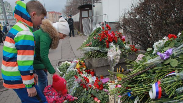 People lay flowers outside the French embassy in Moscow on November 14, 2015, to pay tribute to the victims of the deadly attacks in Paris People lay flowers outside the French embassy in Moscow on November 14, 2015, to pay tribute to the victims of the deadly attacks in Paris - Sputnik International