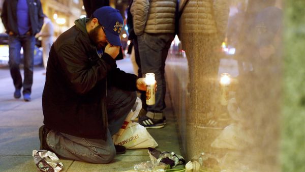 A man gestures as he places a candle at a makeshift memorial outside the Consulate General of France to pay tribute to the victims of the terror attack in Paris, in San Francisco, California November 13, 2015 A man gestures as he places a candle at a makeshift memorial outside the Consulate General of France to pay tribute to the victims of the terror attack in Paris, in San Francisco, California November 13, 2015 - Sputnik International